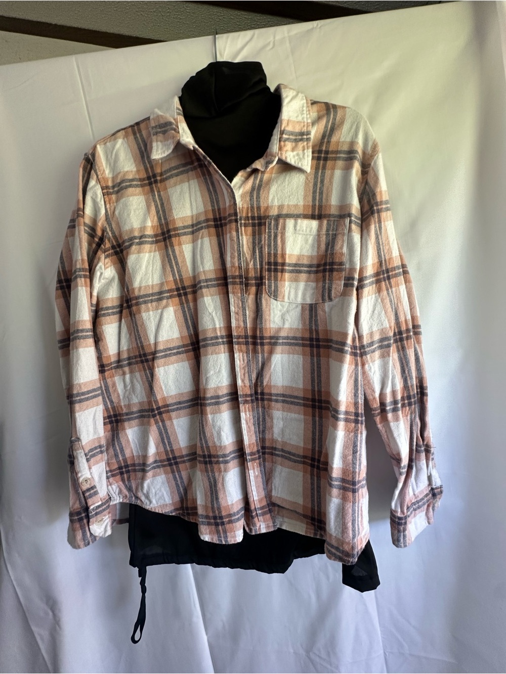 Universal Thread Men's Plaid Button-Down Shirt in White and Tan